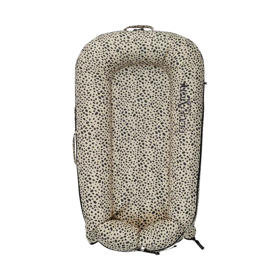 DockATot Deluxe+ Babynestje Painted Spots